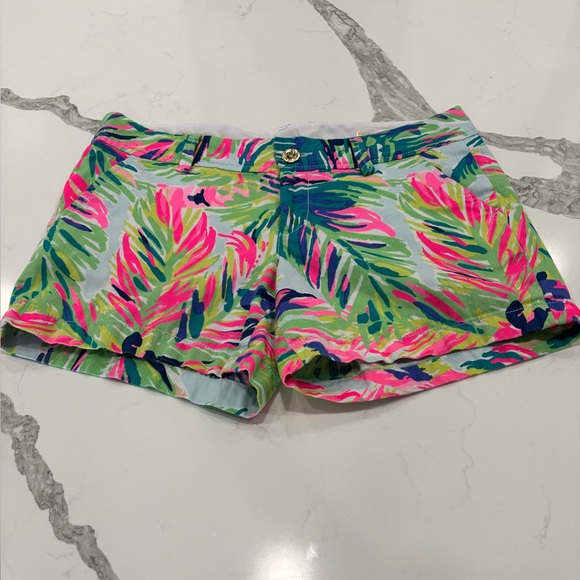 Lilly Pulitzer Pants - Lilly Pulitzer women’s size 6 tropical‎ print shorts.